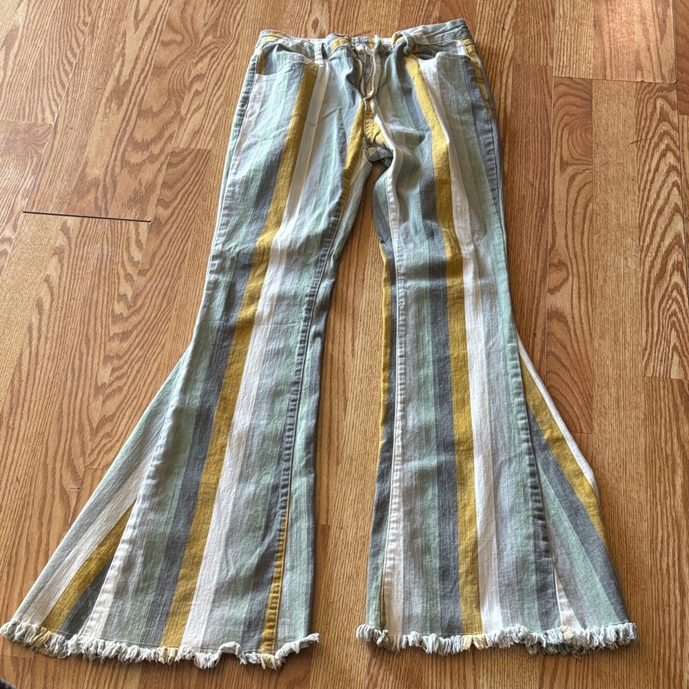 Juniors Boot Cut Jeans in Gray